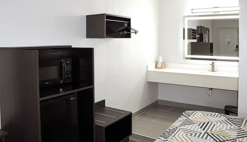 Deluxe Room, 1 King Bed, Non Smoking, Refrigerator & Microwave