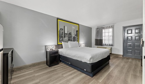 Suite, 1 King Bed, Mobility Accessible, Non Smoking (Bathtub W/grab Bars)