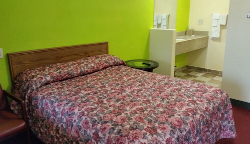 Standard Room, 1 Queen Bed
