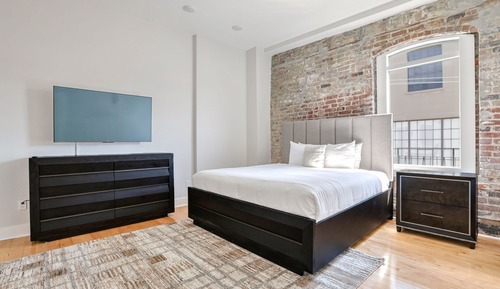 Adjacent Four Bed Four Bath Apartment