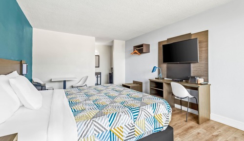 Deluxe Room, 1 King Bed, Non Smoking, Refrigerator & Microwave