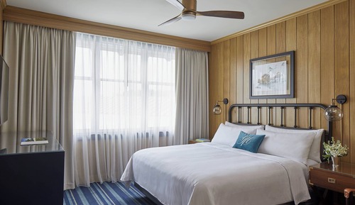 Grand Room, 1 King Bed (Mobility Accessible, Roll-In Shower)