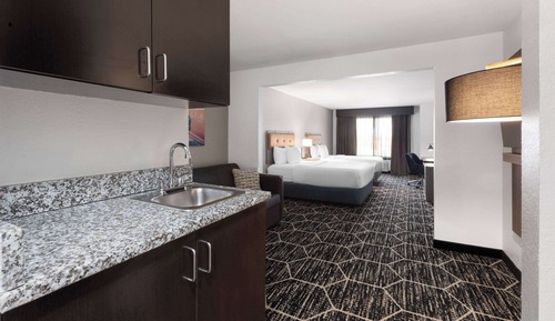 Suite, Multiple Beds, Mobility Accessible, Non Smoking (Shower w/ Grab Bars)