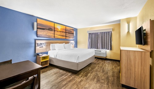 Room, 1 King Bed, Non Smoking, Refrigerator & Microwave