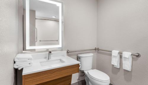 Deluxe King Room - Mobility Accessible/Non-Smoking