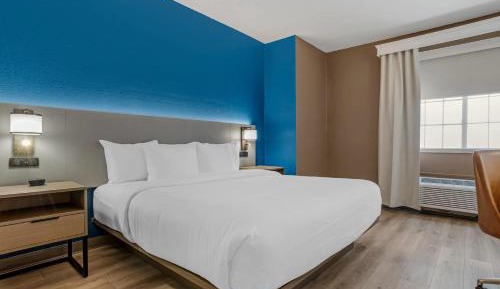 King Suite with Whirlpool - Non-Smoking