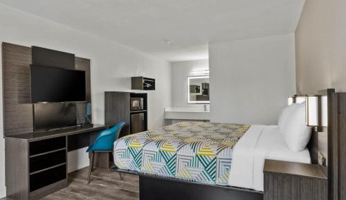 King Room with Roll-in Shower - Disability Access - Non-Smoking