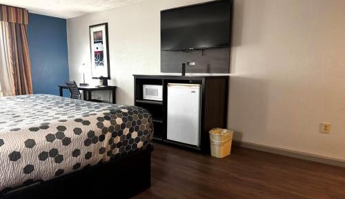 King Room with Mobility Access and Bathtub with Grab Bars, Non-Smoking