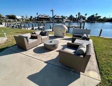 Deluxe One-Bedroom Apartment with Harbor View