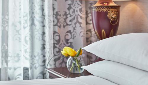 Deluxe King Room - Hearing Accessible/Club Lounge Access