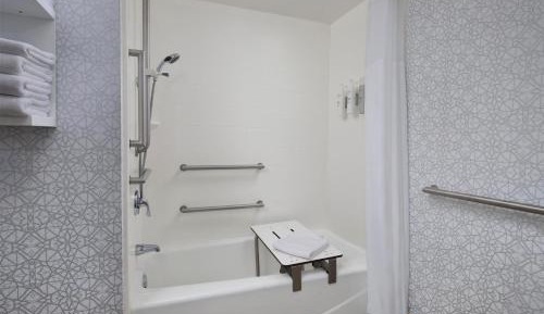King Room with Accessible Tub - Mobility and Hearing Access/Non-Smoking