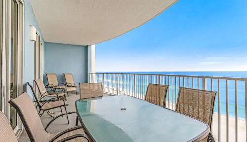 Apartment with Pool View 