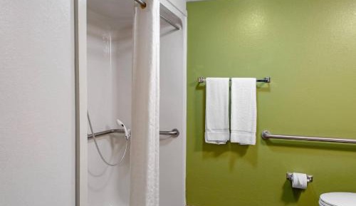 King Room with Roll-In Shower - Accessible/Non-Smoking