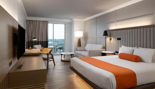 Junior Suite with Balcony, City View, 1 King Bed