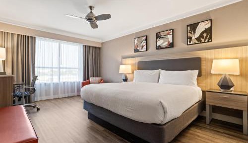 King Room - Hearing Accessible - Roll-in Shower