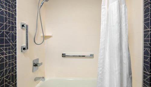 One-Bedroom Queen Suite with Two Queen Beds - Non-Smoking