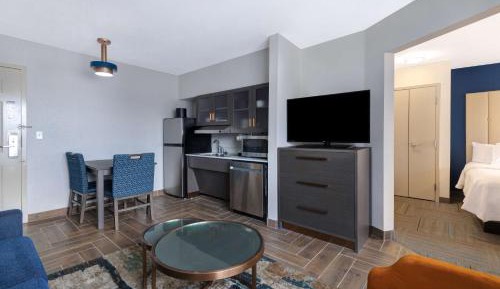One-Bedroom King Suite - Non-Smoking