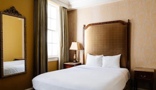 Queen Room (24/7 Front Desk)