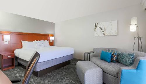King Room with Roll-In Shower - Mobility Access/Hearing Accessible