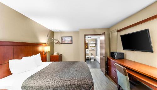 Queen Room - Accessible/Smoking