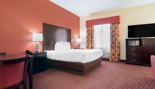 King Suite with Sofa Bed and Jetted Tub - Non-Smoking