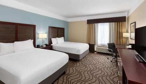 Queen Room with Two Queen Beds and Roll-in Shower - Mobility Accessible/Non-Smoking
