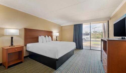King Room with Bathtub and Balcony - Non-Smoking/Disability Access