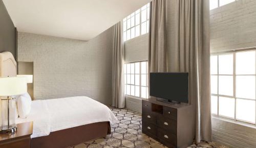 Deluxe King Suite
