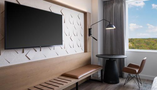 Club lounge access, Guest room with 1 King, Courtyard view