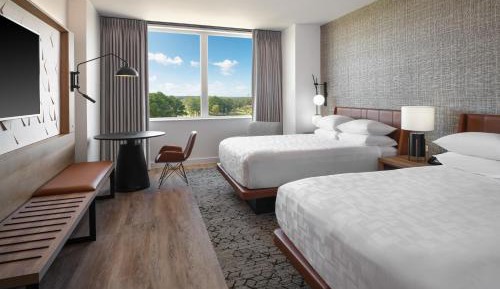 Traditional Guest room with 2 Queen, Golf view