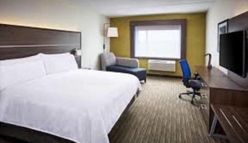 King Room with Roll-in Shower - Communications and Mobility Access