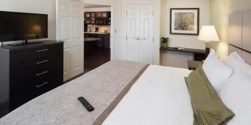One-Bedroom Queen Room with Mobility Accessible Tub - Non-Smoking
