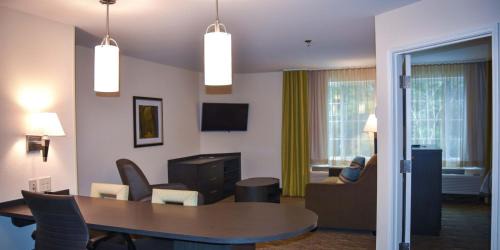One-Bedroom Queen Suite