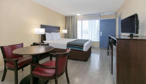 Queen Room - Second Floor/Non-Smoking