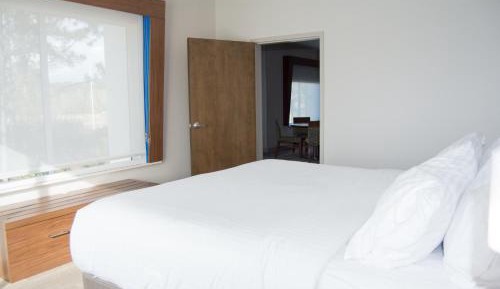 Suite - Hearing Accessible - Non-Smoking