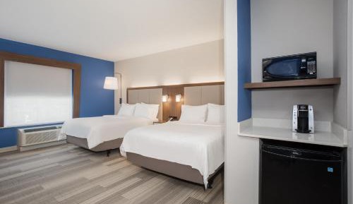 Standard Queen Room with Two Queen Beds and Mobility Accessible Tub