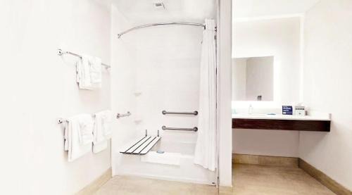 One-Bedroom Queen Room with Two Queen Beds and Mobility Accessible Tub - Non-Smoking