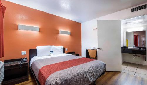 Queen Room - Disability Access - Non-Smoking
