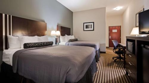 Queen Room with Two Queen Beds and Roll-In Shower - Mobility Access/Non-Smoking