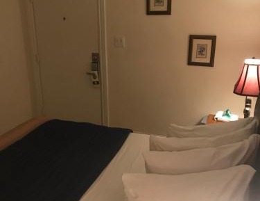 Room with Shared Bathroom 23B - Men Only