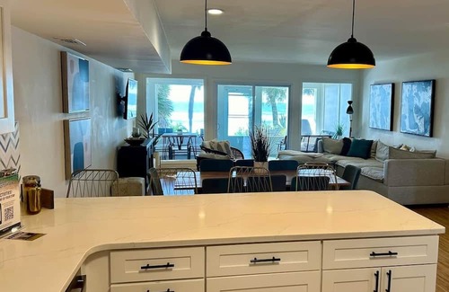 Hollywood Beach House | Beachfront views in quiet Sunnyside