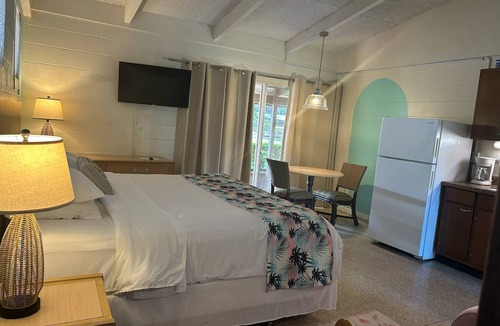 DeLand Hotel | Tropical Resort & Marina on Lake Beresford