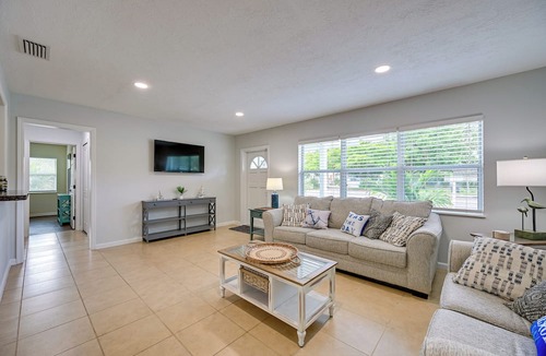 Sarasota Cottage | Sunny Sarasota Home w/Private Yard & Fire Pit!