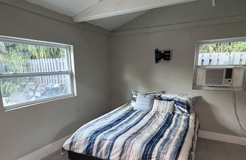 Croissant Park Cottage | Guest House: Pool & Minutes from Beach
