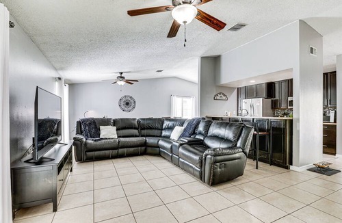 Seffner Community Alliance Cottage | 14 Mi to Dwtn Tampa Bay: Brandon Home w/Fire Pit!