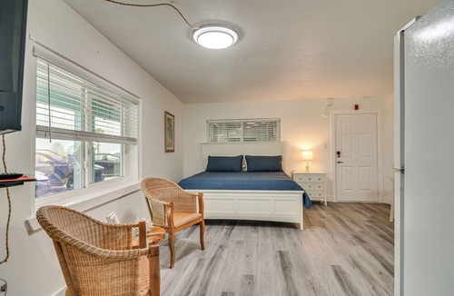 Pass-a-Grille Historic District Apartment | Idyllic Pass-a-grille Studio - Walk to the Beach!