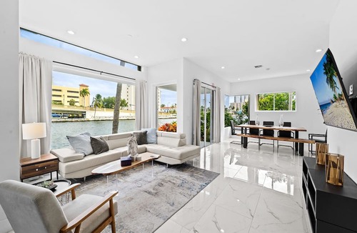 Hollywood South Central Beach Cottage | Intercostal beauty with heated pool + Spa!
