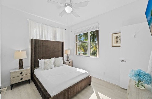 Hollywood South Central Beach Cottage | Intercostal beauty with heated pool + Spa!