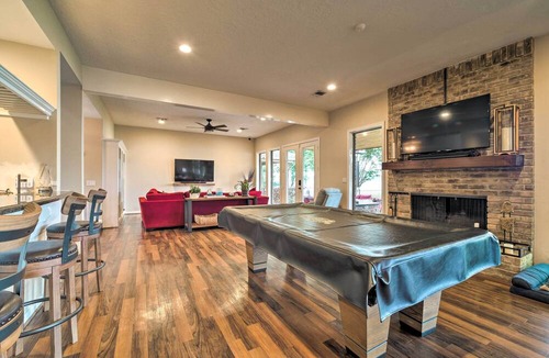 Walden on Lake Conroe Cottage | Lavish Lakefront House w/Pool Table & Patio!