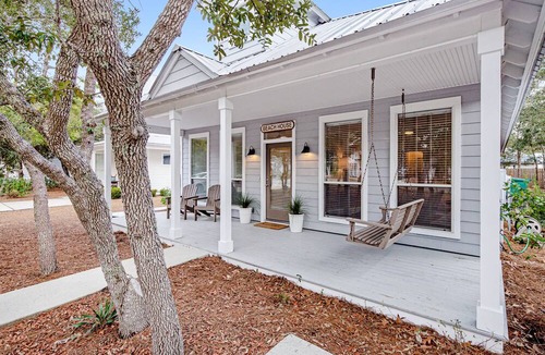White's Gulfview House | Stunning Home near Deeded Beach, Fast WiFi, Patio, AC & 2 Bikes